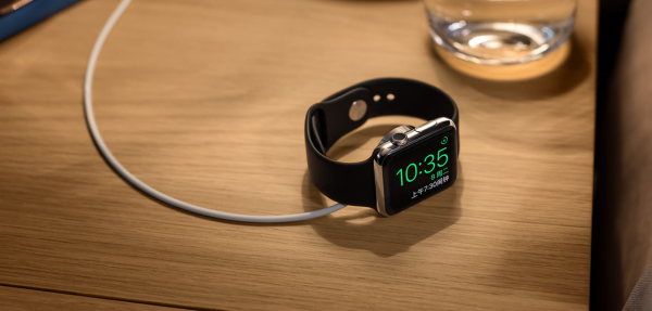 在apple watch连接好电源侧放并且连接电源以后就能自动进入床头钟模式