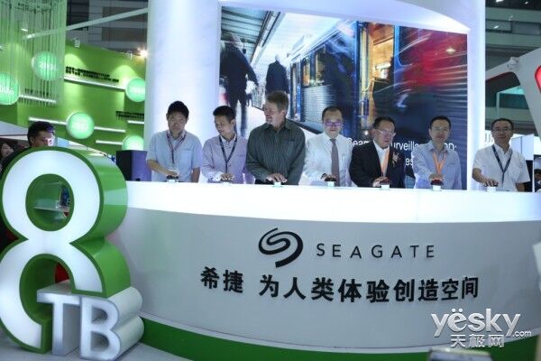 希捷客户端存储高级副总裁Matt Rutledge表示:“希捷与领先的监控厂商进行了密切合作,提升了我们监控硬盘产品的功能,提供了定制化的解决方案,满足了过去10年间不断发展的监控市场的需求。希捷监控硬盘产品配备了适用于监控应用的高清录制功能,轻松支持要求极高的工作环境,年工作负载量可达到180TB,是标准台式机硬盘的3倍。同时,该硬盘提供了支持高达64台摄像头的监控优化固件,也是业界唯一可支持从单盘位DVRs到大型多盘位NVR系统的监控解决方案。”