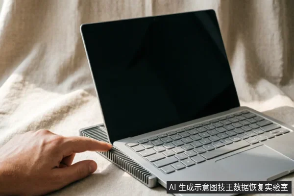 一只手指正指向一台银色笔记本电脑的侧面接口区域，电脑放置在米色织物背景上。屏幕处于黑屏关闭状态，机身侧边可见散热格栅结构，画面聚焦于设备外观与手部指引动作。